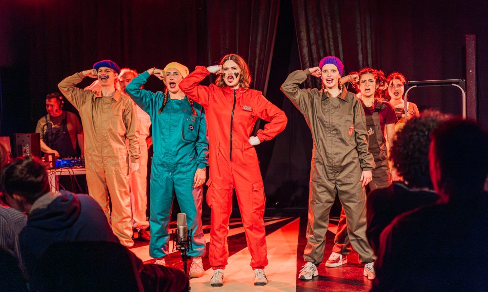 Schauspieler:innen in bunten Kostümen